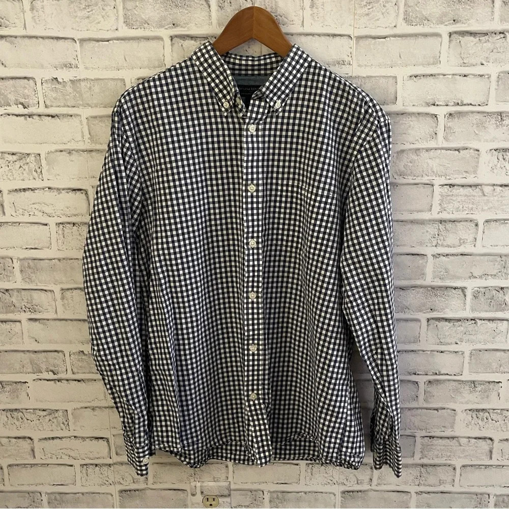 Men’s Banana Republic blue/white checkered pattern button down dress shirt Large